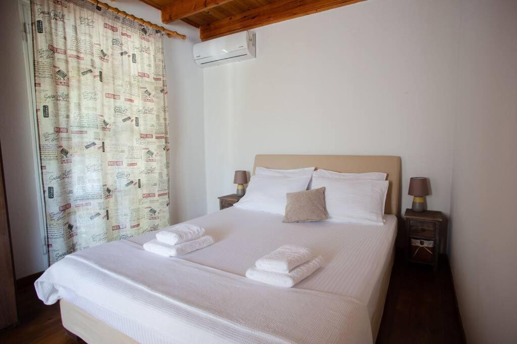 Kohyli Beachfront House Agia Pelagia Chlomou Bagian luar foto